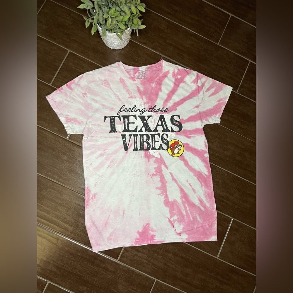 Buc-ee’s “Feeling those Texas Vibes” pink tie dye t shirt sz small